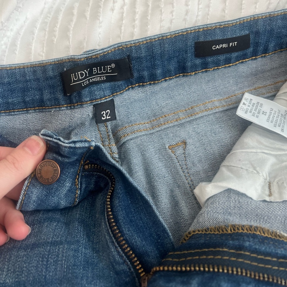Judy Blue Medium Wash Distressed Capri Fit Jeans - Size 32 - Picture 2 of 5